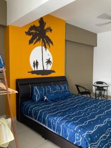 实兆远Sweet Homestay The Venus Sitiawan 温馨民宿的卧室配有一张床铺,墙上涂有棕榈树