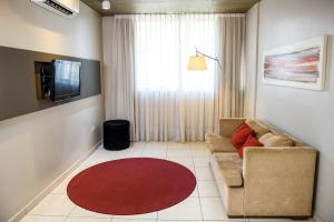 圣米格尔·德·图库玛Amérian Tucuman Apart & Suites的带沙发和红色地毯的客厅