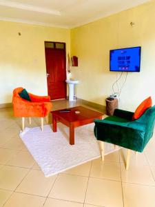 Sanya JuuUkali ukalini homes的客厅配有两把椅子和一张茶几