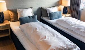 斯文堡科什丹什米纳酒店的两张睡床彼此相邻,位于一个房间里