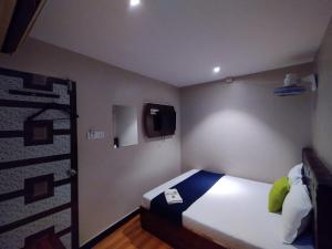 孟买Hotel Aspen - Near International Airport的小房间设有床铺和电视