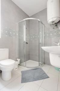 姆西达F12-1 Room 2 single beds shared bathroom in shared Flat的带淋浴、卫生间和盥洗盆的浴室