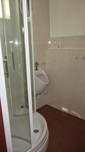 劳雷尔苏格Boothuis Lauwersoog的浴室配有卫生间、盥洗盆和淋浴。
