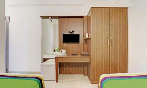 班加罗尔Hotel Prime Pavilion-MG ROAD的客房设有两张床和一张书桌及一台电视。