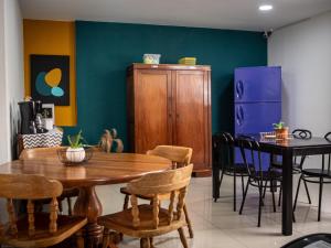 圣何塞Lolas Hostal, Habitacion Exclusiva para Mujeres, 2 camarotes, precio por cama的一间带木桌和椅子的用餐室