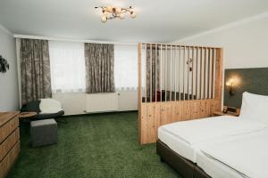上陶恩阿帕特霍特尔山姆森公寓式酒店的一间卧室配有一张床、一张桌子和一把椅子