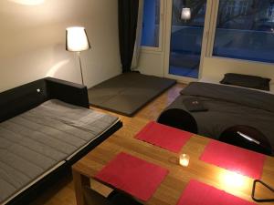 慕尼黑Apartment Schwabing/Olympic Park/BMW的客房设有两张床、一张桌子和一扇窗户。