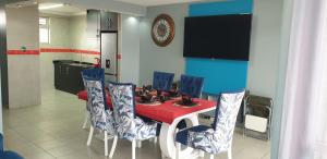 德班1403 on 10 South Beach的一间设有红色桌子和蓝色椅子的用餐室