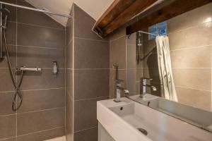 巴黎克里南柯特公寓酒店的一间带水槽和淋浴的浴室