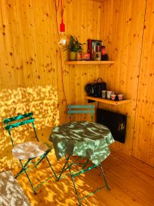 于纳维Luciz’的木墙客房中的一张桌子和两把椅子