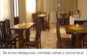 乌尤尼Hotel Oasisa的用餐室配有木桌和椅子