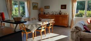 丰维耶Villa des Oliviers的一间厨房,里面配有桌椅