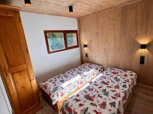 瓦卢瓦尔Appartement Valloire, 2 pièces, 4 personnes - FR-1-263-189的一间卧室,配有两张床