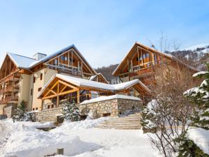 瓦卢瓦尔Appartement Valloire, 2 pièces, 4 personnes - FR-1-263-189的冬天的家,地面上积雪