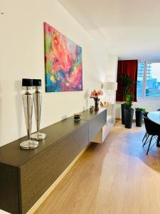 布鲁塞尔Urbanstay Suites Grand Place Luxury Apartment的客厅配有桌子和墙上的绘画