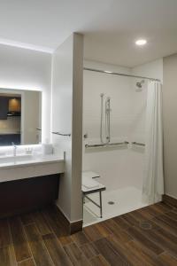 希利亚德TownePlace Suites Columbus Hilliard的带淋浴和盥洗盆的浴室