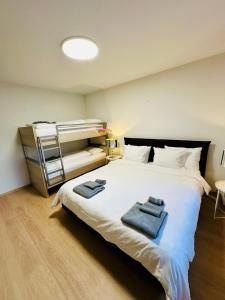 布鲁塞尔Urbanstay Suites Grand Place Luxury Apartment的一间卧室配有一张大床和两条毛巾
