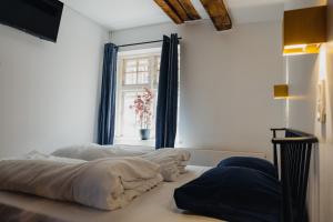 哥本哈根Capsule Hotel Nyhavn63的一间卧室设有两张床和窗户。