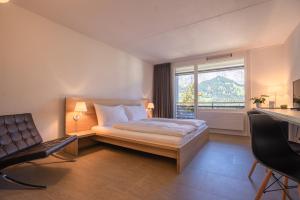 弗利姆斯阿尔卑斯山酒店的酒店客房设有床和窗户。