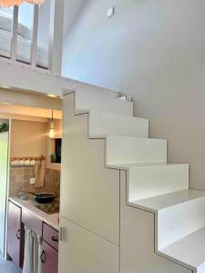 斯霍尔Duynbossie的房屋内的厨房,有白色的楼梯