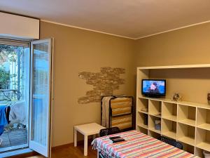 贝加莫Bergamo Bilocale Nuovo in centro 4 posti Letto的一间卧室配有一张床,墙上配有电视