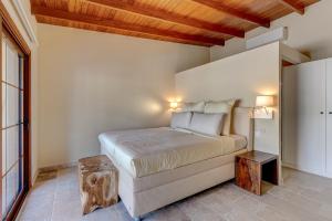 阿德耶Casa Waldeck en Jardines del Duque的一间卧室设有一张木天花板床。