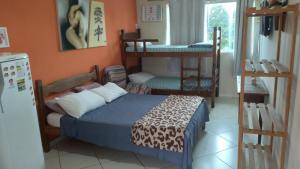 布希奥斯Flats vila bela Búzios的一间卧室配有一张床和两张双层床。
