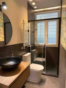 毕尔巴鄂City Central By Sleep In Bilbao的一间带水槽和玻璃淋浴的浴室