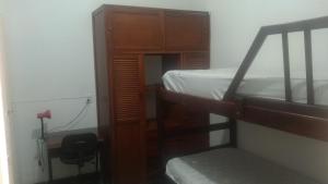 布卡拉曼加Casa San Alonso的一间卧室配有双层床,梯子通往双层床