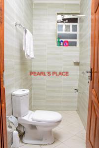 MeruPearl's Place的浴室配有白色卫生间和淋浴。