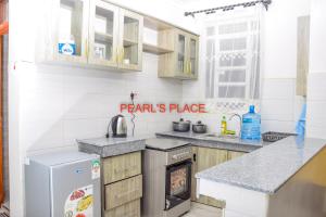 MeruPearl's Place的厨房配有水槽和炉灶 顶部烤箱