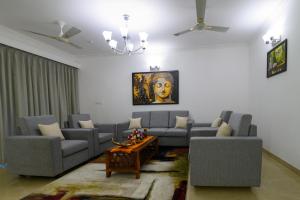 桑戈尔达Lotus & Orchid Villas by Ramnath Homes的客厅配有两张沙发和一张咖啡桌