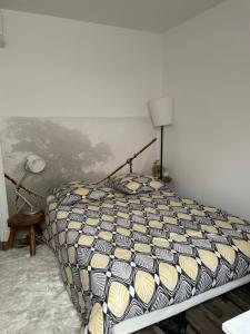圣埃尔布兰Chambre d hôte的一间卧室配有一张床和一盏灯
