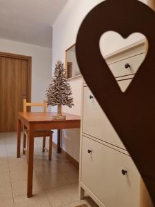 塔尔维西奥Liebehaus的厨房配有桌子,上面有圣诞树