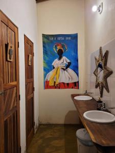 伊尔哈德博伊巴Family Guest House的浴室里画着一个手持香蕉的女人