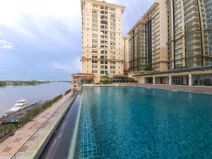 古晋Kuching City Centre Smart Home Luxury Resort Condo的一座大型游泳池,拥有两座高高的建筑