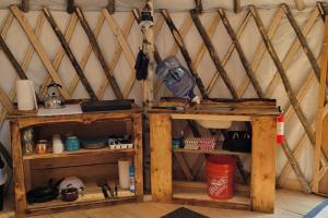 BrownfieldAva Jade Yurt的蒙古包内有2个木架的房间