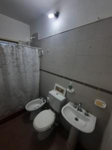 圣地亚哥-德尔埃斯特罗casa familiar confortable的一间带卫生间和水槽的浴室