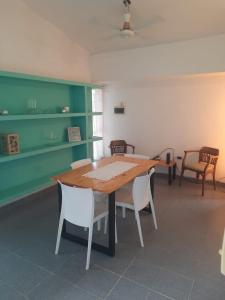 圣地亚哥-德尔埃斯特罗casa familiar confortable的一间带木桌和椅子的用餐室