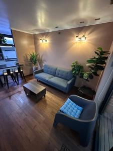 康塞普西翁Cabaña Habitainer BordeRio 3的客厅配有蓝色的沙发和桌子