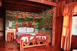 普约Hosteria Hachacaspi的卧室在床上挂有动物壁画