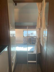 马贝拉Andalusian Lifestyle的小房间,带一张双层床,位于拖车上