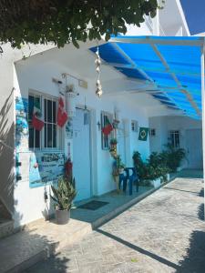 巴亚希贝Albergo El Pulpo, Bayahíbe的蓝色门和蓝色屋顶的白色房子
