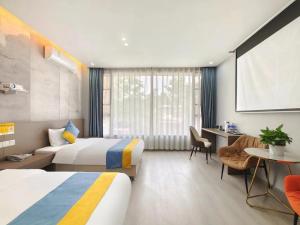 简阳贤丰精品酒店(天府国际机场店）的酒店客房配有两张床和一张书桌