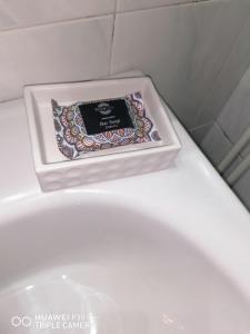哈尔基斯Xenia's studio的坐于厕所顶上的一盒肥皂