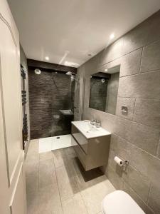 拉戈德Les Vergers的浴室配有卫生间、盥洗盆和淋浴。