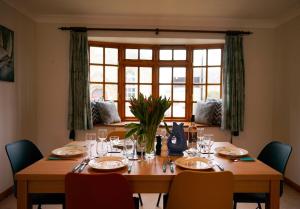 海景城Newell Cottage的餐桌、椅子和大窗户