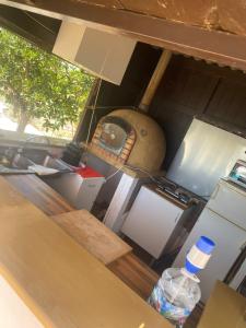 皮拉斯Casa los Laureles的享有带烤箱和电器的厨房的景致。
