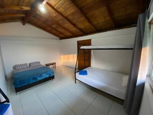 圣罗莎德卡瓦尔FINCA LA FORTALEZA的一间卧室设有两张双层床和一张桌子