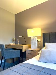 赫尔Castle Rise的酒店客房配有一张床和一张带台灯的书桌